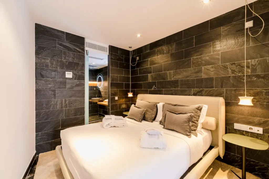 ESSENTIAL Room